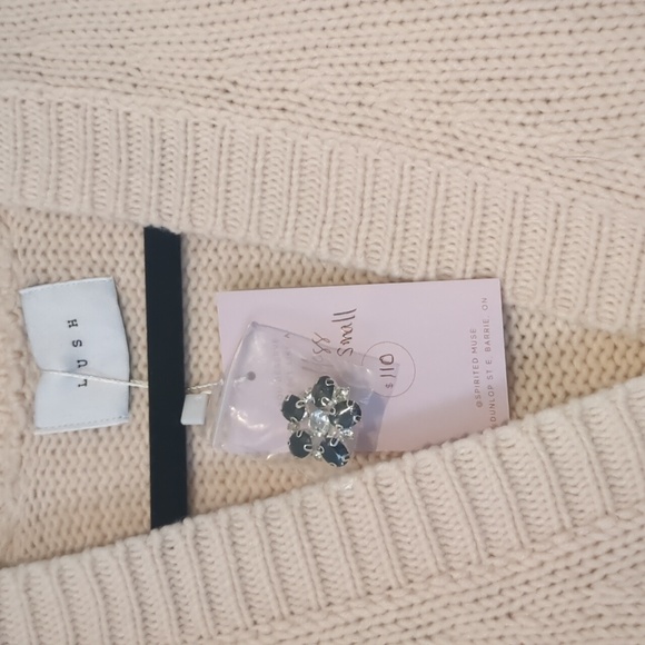 Cropped knit puff sleeve sweater with jewel buttons - Picture 2 of 2